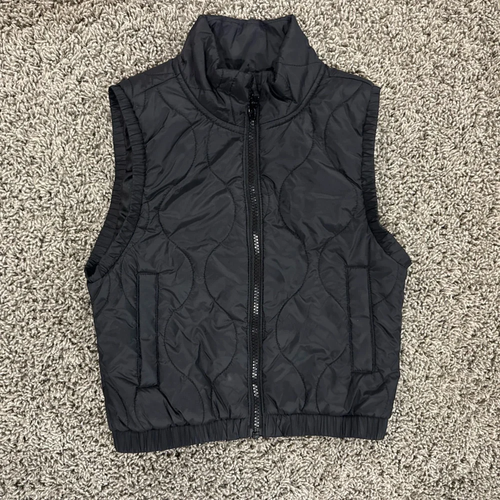 5/$25 Girls Old Navy Black Quilted Vest, size small 6-7